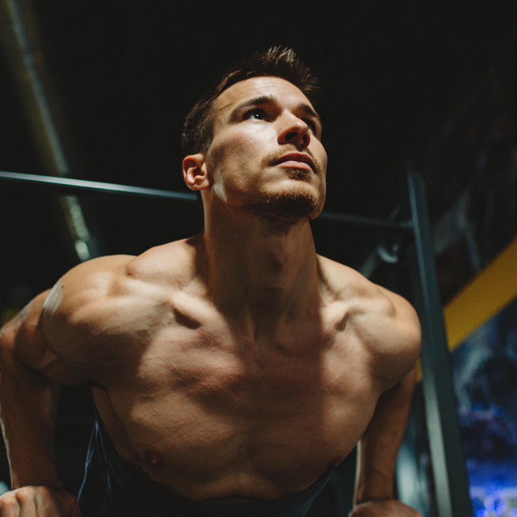 Чоловік тренується з гантелями